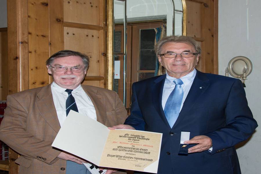 Herr Günther Lommer überreicht Dr. Klaus-Norbert Münch die Ehrennadel in Gold mit goldenem Loorbeerblatt des BLSV!