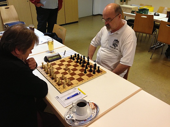 Rechts im Bild: Hans-Gerhard Neuberg, Kronacher SK, Oberfranken (in der Partie Hermann Schlötterer - Hans-Gerhard Neuberg)